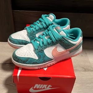 Gently Worn Nike Low Dunks Womens Size Size 9.5 Men’s Size 8